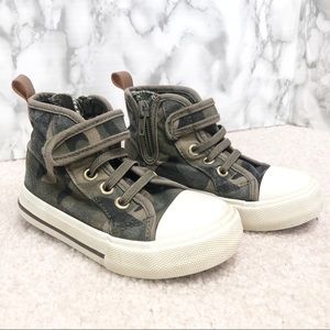 Joe Fresh Camo High tops for boys or girls size 8
